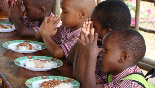 Resultado de imagen para Pequeño ora y Dios multiplica sus galletas para compartir con cientos de niño.- AFRICA